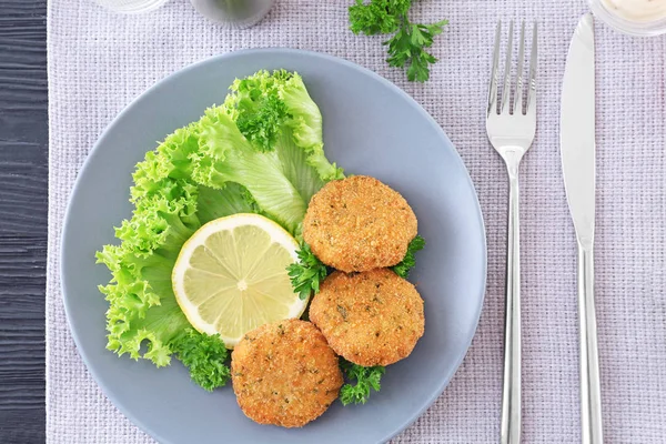 Prato com deliciosos rissóis de salmão — Fotografia de Stock