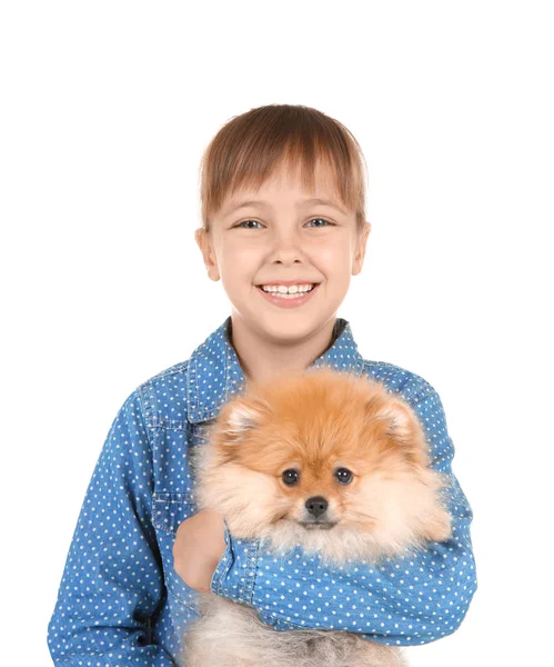 Beyaz arka plan üzerinde küçük köpek ile şirin kız — Stok fotoğraf