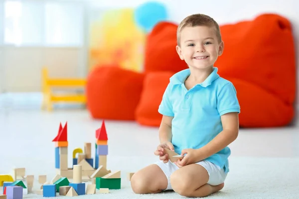 Söt pojke leker med block inomhus — Stockfoto