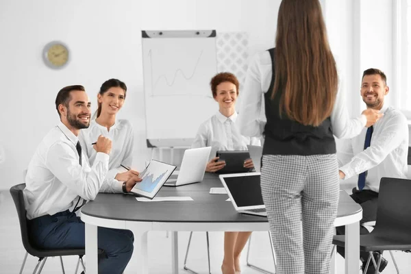 Équipe de jeunes professionnels conduisant une réunion d'affaires au bureau — Photo