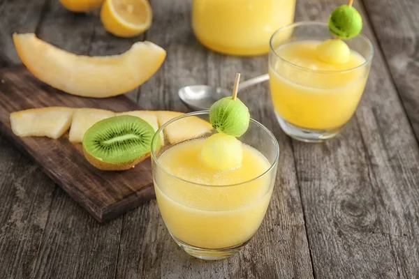 Glasögon av färsk melon smoothie på träbord — Stockfoto