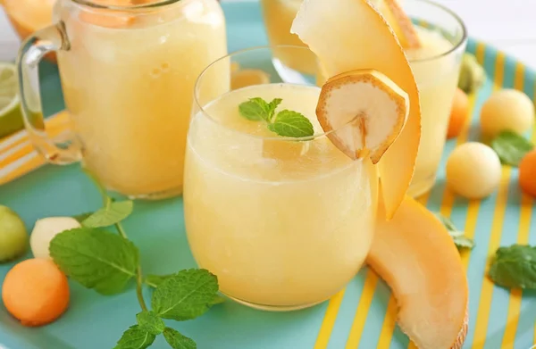 Bicchiere di frullato di melone fresco sul piatto — Foto Stock