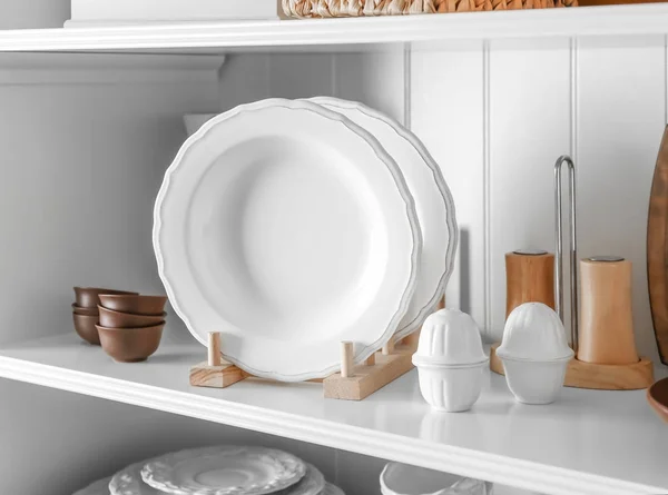 Стойка хранения с посудой — стоковое фото