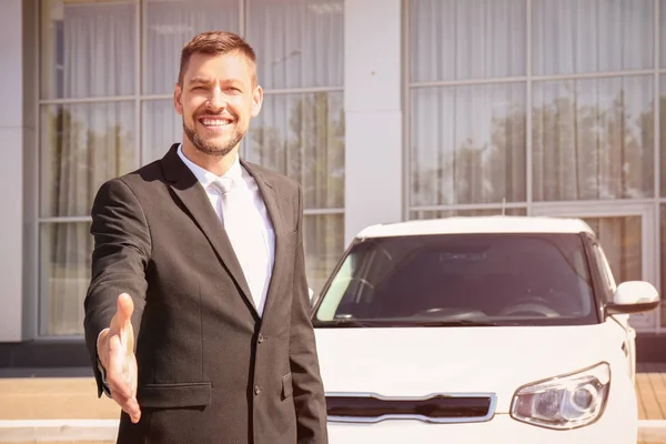 Verkoper permanent in de buurt van auto — Stockfoto