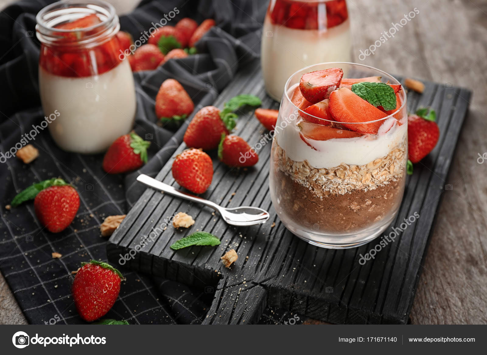 Leckeres Dessert mit frischen Erdbeeren — Stockfoto © belchonock #171671140
