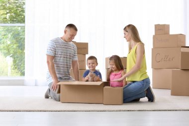 Oda yeni evinde mutlu aile/açma karton kutuları