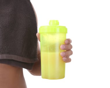 Protein shake ile şişe tutan genç adam
