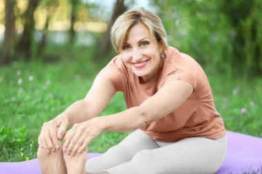 Pratik Yoga parkta güzel Olgun kadın