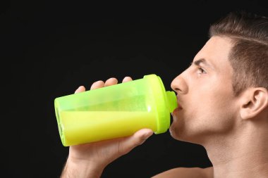 Genç adam içme protein sallamak 