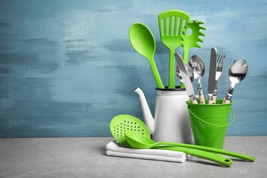 Çaydanlık ve çatal bıçak takımı kova mutfak gereçleri