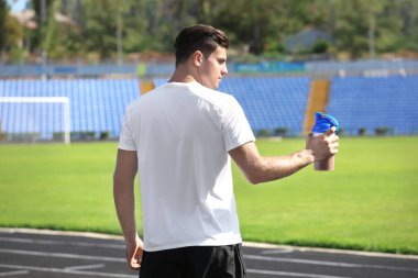 Protein shake ile şişe tutan adam 