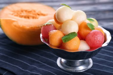 Taze kavun ve karpuz ile topları masada yemek