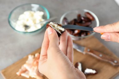 Kadın olgun tarihi peynir ile doldurma 