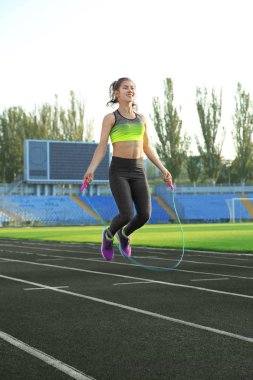 genç kadın ip atlama