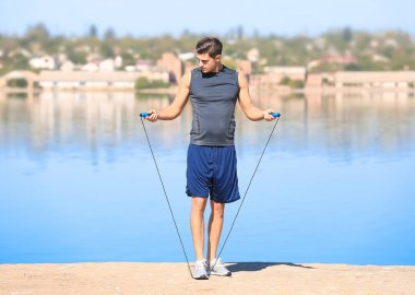 İp atlama ile genç adam 