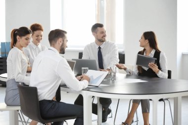 Takım genç profesyonellerin iş karşılaşma içinde office iletken