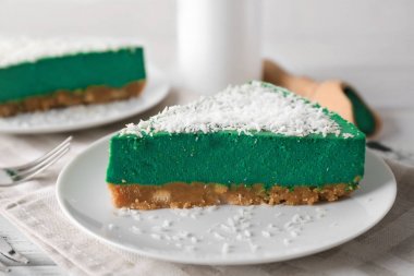 Lezzetli spirulina peynirli kek parçası ile plaka