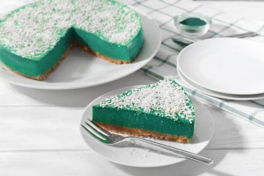 Lezzetli spirulina peynirli kek parçası ile plaka