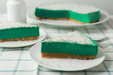 Lezzetli spirulina peynirli kek parçaları ile plakalar