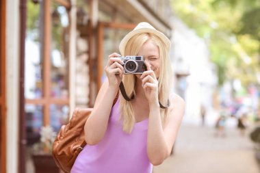 Kadın turist alarak fotoğraf açık havada