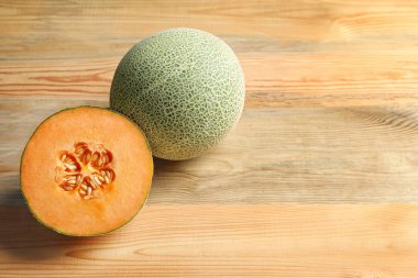 Ahşap arka plan üzerinde taze olgunlaşmış kavun