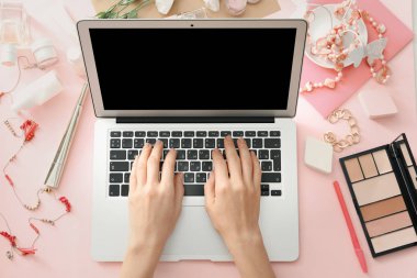 Eller güzellik Blogger modern dizüstü bilgisayar ile 
