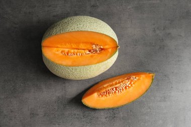 Gri tablo taze olgunlaşmış kavun