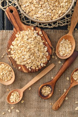 Yulaf ezmesi gevreği, tahta kaşıklar ve yönetim kurulu ile kompozisyon 