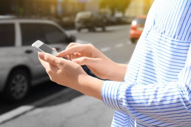Kadın taksi çağırmak için cep telefonu kullanma