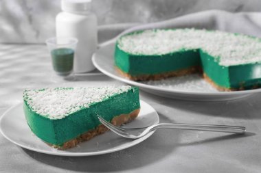 Lezzetli spirulina peynirli kek parçası ile plaka