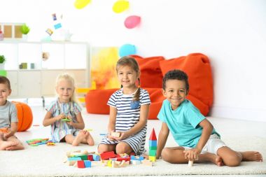Şirin çocuk legolarla kapalı oyun