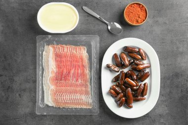 Olgun tarihleri, ham pastırma, krem peynir ve baharat kompozisyonu