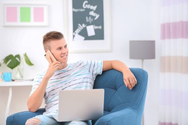 Bilgisayarlı genç adam 