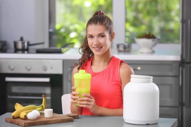 kadın holding şişe