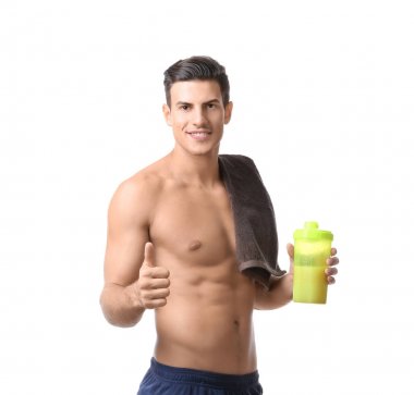 Protein shake ile şişe tutan genç adam 