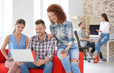 Laptop ofiste çalışan genç uzmanları