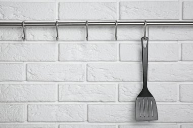 Rafta asılı siyah spatula 