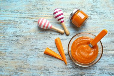 Bebek maması ile kompozisyon 