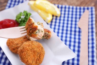 Lezzetli somon patty parçası ile çatal