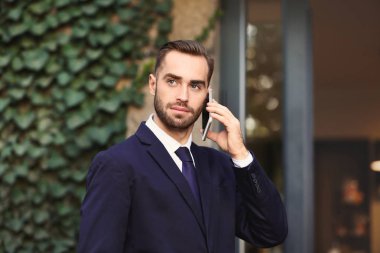 Şık takım elbise, açık havada yakışıklı adam