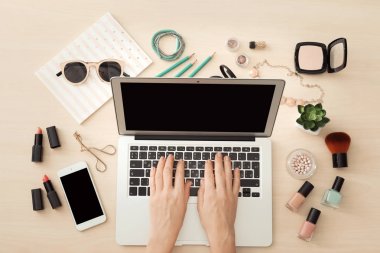 Eller güzellik Blogger modern dizüstü bilgisayar ile 