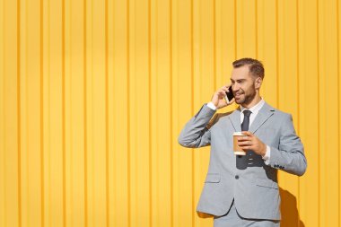 Renk arka plan üzerinde şık elbiseli yakışıklı adam