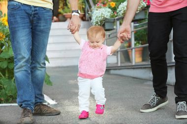 Açık havada bebek kabul kız ile erkek gay çift