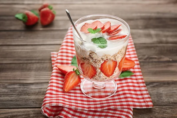 Heerlijk dessert met verse strawberies — Stockfoto