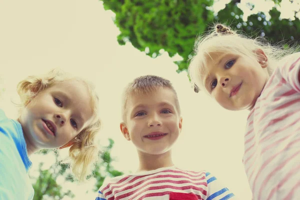 Anak-anak kecil yang manis di luar ruangan — Stok Foto