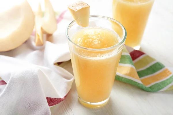 Glas frischen Melonen-Smoothie auf dem Tisch — Stockfoto
