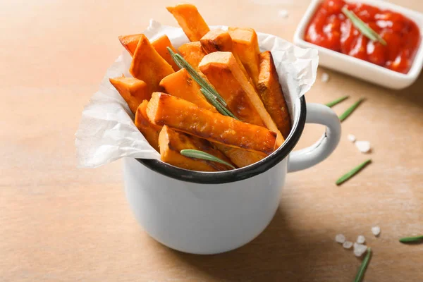 Tasse en étain avec frites de patates douces — Photo