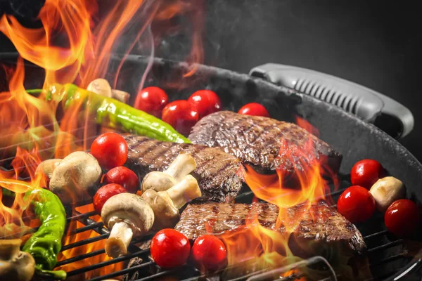 Cuisson de viande délicieuse avec des légumes — Photo