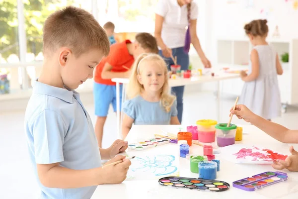 Petit garçon à la leçon de peinture en classe — Photo