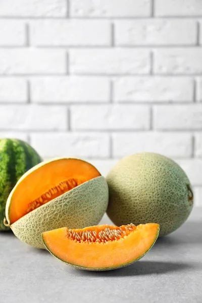 Melones frescos y maduros en la mesa —  Fotos de Stock